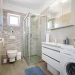 2 Bedroom Awesome In Dom wakacyjny Maslenica