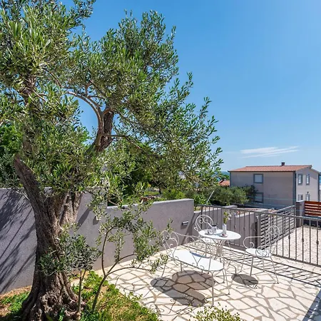2 Bedroom Awesome In Σπίτι διακοπών Maslenica