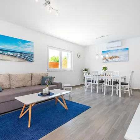 2 Bedroom Awesome In Casa de Férias Maslenica