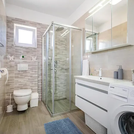 2 Bedroom Awesome In Casa de Férias Maslenica